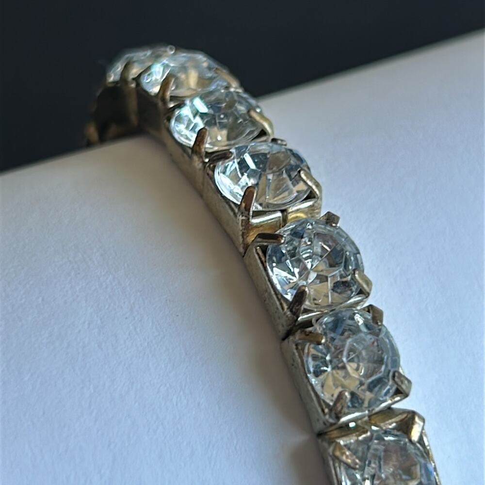 Women’s vintage gold tone crystal rhinestone‎ bracelet one size stretches - Picture 3 of 8